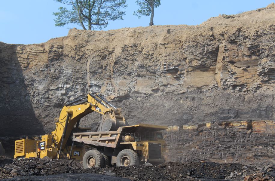 Cat 6020B and 777 in coal mining pit