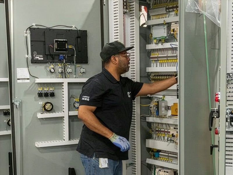 switchgear-repair-operator